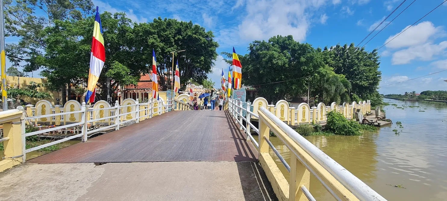 Cây cầu nhỏ rộng 3m dẫn vào chùa 